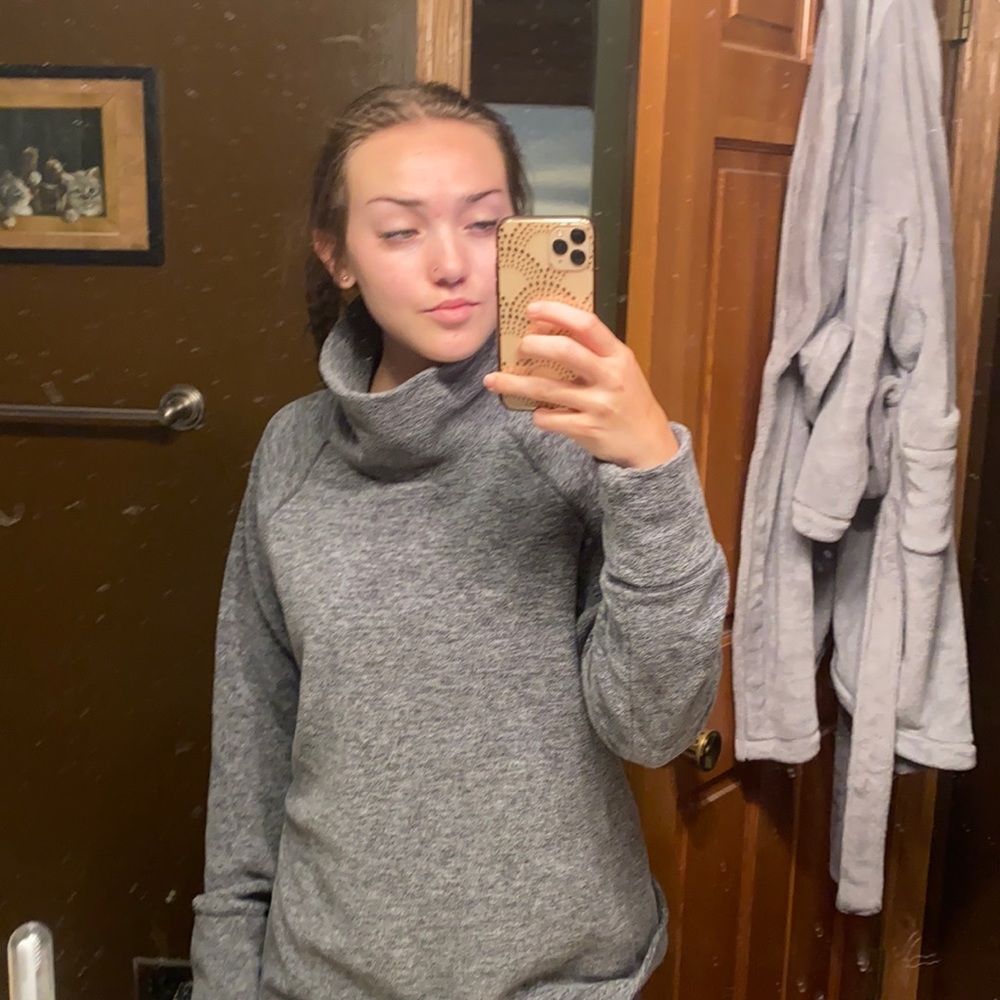 loose turtleneck fleece sweatshirt